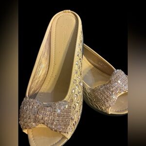 Helen's Heart Shoes Womens 9 Gold Bling Slide Open Toe Sandal with Beaded Bow